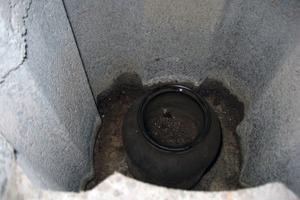  SammelbeckenEine Regenhaube hätte das Wasser an der Schornsteinsohle verhindern können 