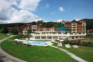  4-Sterne Wellness &amp; Spa Resort MooshofDas Gebäude hinten rechts im Bild ist der neu erbaute “Sonnenflügel” 