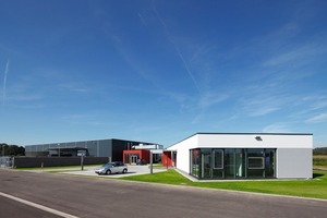  Walter GmbHDer einstöckige Bau ist unterteilt in die nach Norden gerichtete Verwaltung, einen Showroom und die Werkhalle, welche sich im 45° Winkel anschließt 