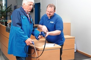  Persönlicher KontaktEin SHK-Installateur bringt sein Gerät persönlich zur Service-Stelle in Bad Wünnenberg 