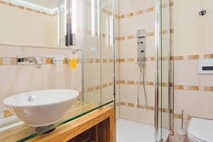  Geometrischen FormPassend zur geometrischen Form der Waschtischarmatur wurde der Duschbereich mit der Kollektion „Axor Starck ShowerCollection“ ausgestattet.  