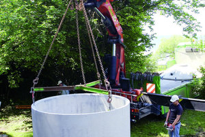  Einbau mit KranVersetzen der Beton-Fertigteilspeicher mit dem Fahrzeugkran des Lieferanten 