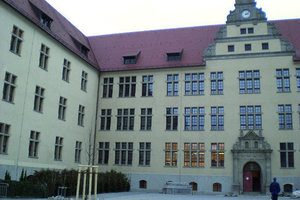  Ausreichend DachflächenDas Schulgebäude im Oberstufenzentrum für Bürowirtschaft in Berlin-Lichtenberg 