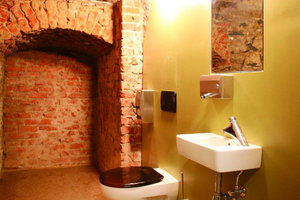  BadansichtIm Schloss Freudenstein findet sich selbst im Bad der Kontrast zwischen Mittelalter und Moderne 