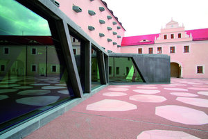  SchlosshofIm Schlosshof spiegelt sich der Kontrast der architektonischen Stilrichtungen deutlich wider. Das futuristische Eingangsgebäude steht dabei im Gegensatz zur historischen Architektur 