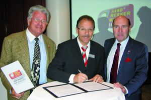  Neustes MitgliedWerner Obermeier (Vizepräsident ZVSHK), Donat Feser (Zehnder GmbH) und Michael von Bock und Polach (Hauptgeschäftsführer ZVSHK) bei der Unterzeichnung der Absichtserklärung für den Beitritt zur Handwerkermarke 