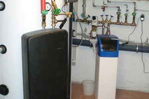  AustauschDer alte Ölkessel und der Warmwasserspeicher in den Gebäuden wurden durch platzsparende und hocheffiziente Pufferspeicher/Frischwasser-Kombinationen ersetzt 