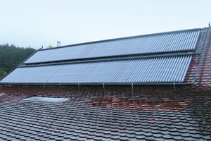  SolaranlageAuf dem Dach des Kesselhauses wurde die große Röhrenanlage „Auron 240DF“ von Elco mit einer Bruttokollektorfläche von ca. 42 m² und einer Kollektorleistung von etwa 30 kW installiert 