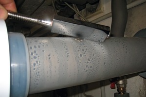  Abgasleitung undichtAbgasaustritt an der Abgasleitung (Überdruck) – Installateur hatte eine Messöffnung gebohrt! – Tauspiegel beschlägt 
