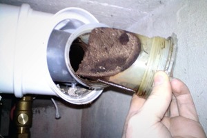  Zuviel Ruß &amp; COStark verrußte Abgasleitung eines Ölbrennwertkessels … 