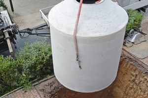  EinbauEinbringung des Eisspeichers mit einem Volumen von 12 m³ in den Erdboden 
