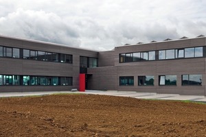  FirmengebäudeDer elegante Neubau des Firmengebäudes der Thomas Preuhs Holding GmbH im schwäbischen Geislingen, Ortsteil Binsdorf. Er beherbergt Produktions-, Büro- und Serverräume, deren Betriebstemperatur über das innovative Haustechniksystem gewährleistet wird 