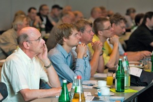  Aufmerksame Zuhörer in Berlin beim Fachforum "Intelligente Energiekonzepte" 