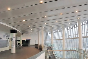  Die O2 Arena in BerlinEin gelungenes Beispiel für das Zusammenspiel von Funktion und Gestaltung. Mit den schräg abgehängten Deckenstrahlplatten werden das halbrunde Foyer und die Galerie beheizt 