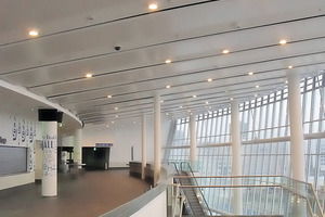  Die O2 Arena in BerlinEin gelungenes Beispiel für das Zusammenspiel von Funktion und Gestaltung. Mit den schräg abgehängten Deckenstrahlplatten werden das halbrunde Foyer und die Galerie beheizt 