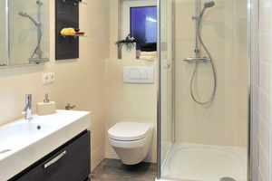  Das Ergebnis im ObergeschossAuch ein kleiner Raum kann mit einer geschickten Planung und den richtigen Sanitärobjekten zu einem vollwertigen Bad werden 