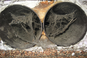  VerbrennungsluftkanalStark verschmutzter Verbrennungsluftkanal einer Ölheizungsanlage vor und nach der Reinigung 