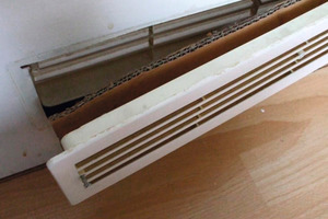  Papp-AbdichtungMit Pappe abgedichtetes Verbrennungsluftgitter in einer Tür 