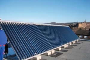  Mit der Kraft der SonneDas Heizsystem besteht aus 250 m² Photovoltaikanlage und ca. 150 m² Röhrenkollektoren. Diese erwärmen einen Pufferspeicher von 20 000 l 