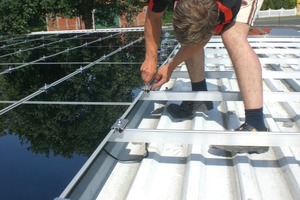  Einfache MontageDurch die Edelstahl-ASSY-Schrauben lassen sich die Dachhaken ohne Vorbohren auf den Dachsparren befestigen 