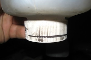  KondensataustrittDefekte Verschlusskappe eines Siphons als Ursache für Kondensataustritt innerhalb der Feuerstätte 