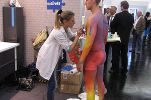  Farbtupfer gesetzt
Mit Bodypainting setzte die Lanzet Badmöbel GmbH in Halle 5 Farbtupfer 