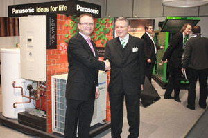  Handschlag unter Partnern: Norman-Lars Hinze (Key Account Manager Wärmepumen DACH, Panasonic) und Günter Lindenblatt (Geschäftsführer, LIGO) auf der Messe Bautec 2012 