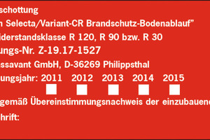  HinweisschildGesetzlich vorgeschriebenes Hinweisschild auf dem Brandschutz-Bodenablauf 