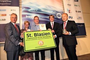  Kommune für KlimaschutzBWP-Vorstandsvorsitzender Paul Waning (l.) und BWP-Geschäftsführer Karl-Heinz Stawiarski (r.) mit den Gewinnern des Kommunenwettbewerbs 2011 