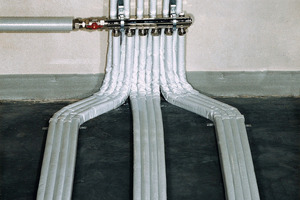  Durchdachte LösungMit der „Missel Kompakt-Dämmhülse“ lassen sich auch mehrere Rohrleitungen ohne Hohlraumbildung nebeneinander verlegen 