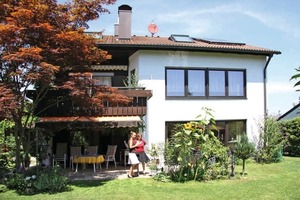  Einsparungen in NeusäßMit einer Heizungsmodernisierung lässt sich viel Energie einsparen: In diesem Zweifamilienhaus im bayerischen Neusäß sank der Heizölbedarf nach der Installation einer modernen Brennwertheizung mit Solar um fast die Hälfte 