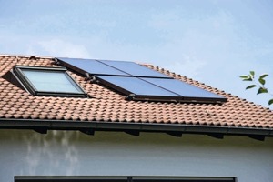  Öl &amp; SonneDie Öl-Brennwertheizung wird von einer 9 m² großen Solarthermieanlage ergänzt. Die Solarwärme wird in einem 750 l fassenden Schichtenspeicher bevorratet und neben der Warmwasserbereitung zur Heizungsunterstützung genutzt 