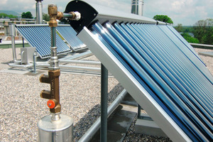  Abgleichventil Bei parallel geschalteten Solarkollektoren wird innerhalb der Dachverrohrung je Kollektor ein Abgleichventil am Anschluss des Kollektors eingesetzt, um für jeden Kollektor exakt die richtige Durchflussmenge einstellen zu können 