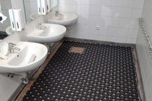  FußbodenheizungDie Fußbodenheizung findet auch in den Sanitärräumen Anwendung 
