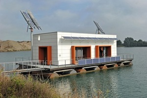  Schwimmendes MusterhausEin schwimmendes „EnergiePlus-Musterhaus befindet sich auf einem Baggersee bei Kalkar  
