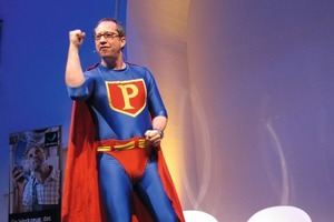  SuperheldBei einem Comedy-Vortrag verwandelte sich Jan Ditgen von einem Fach-Referenten in einen Superhelden für das Handwerk 