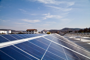  SolarmoduleAuf dem Flachdach befinden sich Photovoltaik-Module der „Dimplex Renewables“. Man rechnet mit einer Energieerzeugung von 23 000 kWh im Jahr 