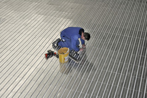  FußbodenheizungDie Fußbodenheizung ermöglicht eine durchgängige Wärmeabgabe – auch an den Rändern des Raumes  