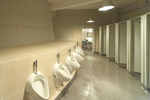  Herrentoiletten„alpex F50 Profi“ in den Dimensionen 16-32 mm erleichterte die Montage in den Herrentoiletten des neuen Event-Turms in Hannover 
