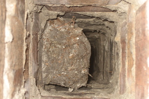  VerstopfungWespennest im Ziegelstein-Abgasschornstein einer Gasheizung 