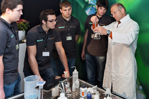  v.l.n.r.: Samuel Trautwein (Azubi aus Schiltach, hat seine Ausbildung im September 2012 begonnen), Nino Baumann, Patrick Valha, Michael Granacher, Prof. Dr. Fath 