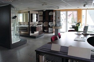  Eine Ausstellung im Obergeschoss mit rollbaren Badanwendungen, Themenpräsentationen und kombiniertem Beratungs-Collagenbereich 