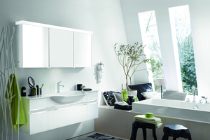  „Lina“ ist ein Beispiel, wie sich begrenzter Platz im Bad „im Set“ schnell planen und optimal nutzen lässt; bezeichnend ist das Miteinander von Waschtisch und Spiegelschrank. 