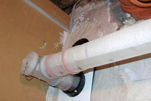  Bild c: Falsch verlegte Abgasleitungen ohne ausreichendes Gefälle 