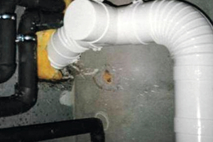  Bild b:Falsch verlegte Abgasleitungen ohne ausreichendes Gefälle 