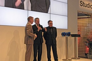  Manfred Stather (Bildmitte), ­Präsident des ZVSHK, verlieh auf der ISH 2013 nur zu gerne die fünf Awards. 