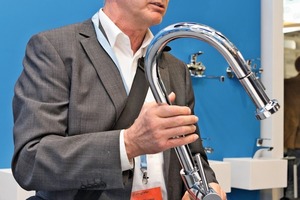  Werner Heinzelmann, Leiter der Abteilung Patente und Schutzrechte der Hansgrohe SE, zieht gemeinsam mit dem Zoll die Kopie einer Hansgrohe-Küchenarmatur auf der Messe ISH in Frankfurt aus dem Verkehr. 