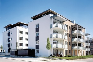  26 WohnungenIn der neuen Wohnsiedlung „Hülben“ von Holzgerlingen stehen die beiden sparsamsten Mehrfamilienhäuser der Wüstenrot Haus- und Städtebau GmbH: 26 großzügige Eigentumswohnungen werden mit nur einer Sole/Wasser-Wärmepumpe beheizt, eine weitere übernimmt allein die Heißwasserbereitung für die 26 Wohneinheiten 