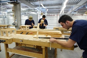  Azubis im EinsatzHier Azubis bei ihrer Ausbildung in der Badmöbelfertigung von Duravit im Werk Schenkenzell. Aber kennen Sie ihre Rechte und Pflichten? 