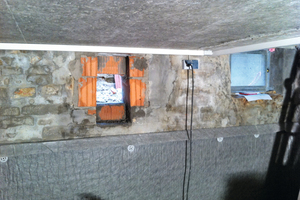  Kellerraum vor der Sanierung: Der Raum wurde mit „Sikusan-Gewebe“ präpariert, der Mauerwerksdurchbruch für das „freeAir 100“ vorbereitet. 